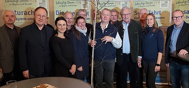 (von links) Günther Weber, Urban Mangold, Helgard Gillitzer (verdeckt), Ronja Zöls-Biber, Walter Dankesreiter, Agnes Becker, Franz Prügl, Karl Haberzettl, Franz Sebele, BN-Ehrenvorsitzender Prof. Dr. Hubert Weiger, Martin Stockmeier, Manuela Weber und Paul Kastner.