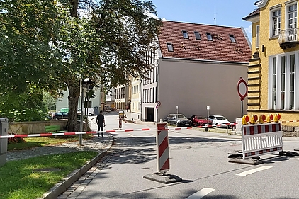 Wegen ein paar kleiner Straßenunebenheiten wird die Innstraße ausgerechnet dann gesperrt, wenn auch die Straußbrücke unpassierbar ist. Das hätte noch bis zum Herbst warten können, findet die ÖDP.