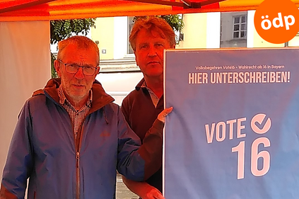 Foto: Infostand der ÖDP mit Stadtrat Jans-Jürgen Hahn und Bernhard Suttner (Foto: Eva Suttner)