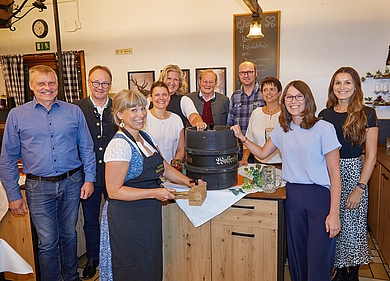 Jörn Rüther und Bezirksrat Urban Mangold, die designierte Vilshofener Bürgermeisterkandidatin Katharina Steininger, die bayerische ÖDP-Chefin Agnes Becker, Diane Mohrhauer von der ÖDP Vilshofen, Bündnis-Waldschutz-Sprecher Dr. Herbert Wurster, Simon Löwen, Kreisrätin Anita Hofbauer und Annika Zwerenz von der Vilshofener ÖDP sowie die stellvertretende niederbayerische ÖDP-Vorsitzende Johanna Seitz. Foto: Josef Lang.